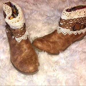 Brown colored cream laced/crochet/buckled booties
